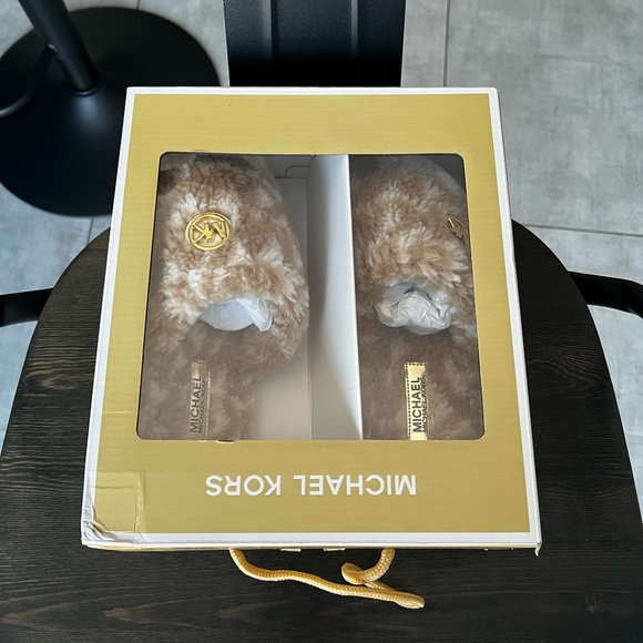 Brand new Michael Kors Alexis Closed Toe. Jacquard Faux Sherpa Slippers 7M/Camel - Picture 6 of 7